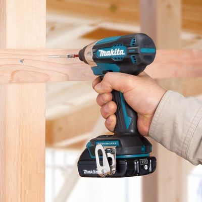 Parafusadeira De Impacto Sem Fio Torque 140n.m Com 2 Baterias Carregador Maleta Dtd157rtj Makita