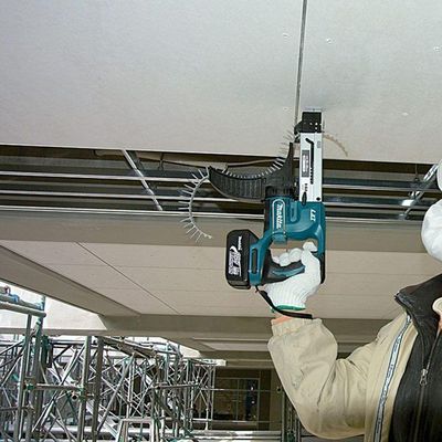 Parafusadeira Auto Alimentacao Sem Fio 18v Com 2 Baterias Carregador Maleta E Bit Dfr550rfe Makita