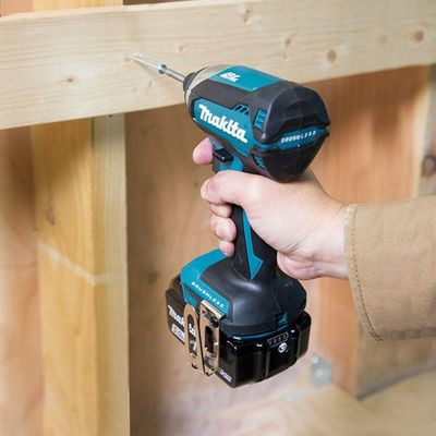 Parafusadeira De Impacto Sem Fio 18v Torque 170n.m Com 2 Baterias Carregador Maleta Dtd153rfe Makita