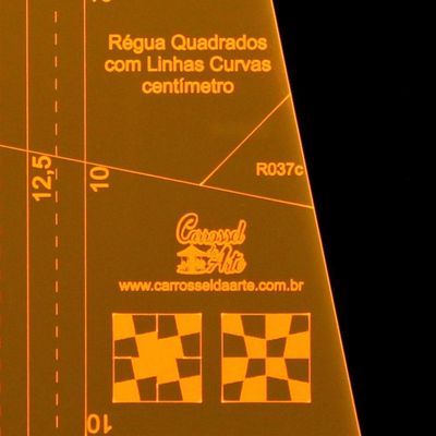 Régua Quadrados com Linhas Curvas em Centímetros