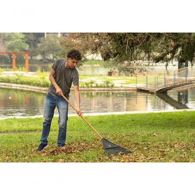Vassoura Plástica Tramontina Preta Com 22 Dentes E Cabo De Madeira 120cm