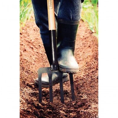 Forcado Para Terra Tramontina Metálico 4 Dentes Com Cabo De Madeira 71cm