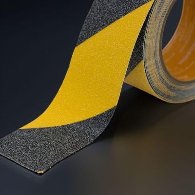 Fita Antiderrapante Autoadesiva Segurança Lixa Escada 5 Mts 50mm Amarelo E Preto