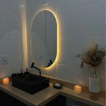 Espelho Brillare Orgânico Oval Grande Com LED 80x50cm Lapidado À Pilha Ou Fonte Branco Quente Fonte