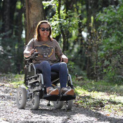 Cadeira de Rodas Motorizada em Alumínio Dobrável até 135 Kg Assento de 45 cm D1000 Dellamed Prata
