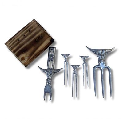 Kit Bull Tridente, Abridor De Cerveja, 3 Garfos E Suporte De Madeira Cinza