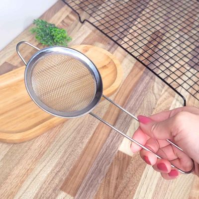 Prato de Bolo Giratorio e Peneira Pequena Aço Inox 8cm