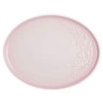 BANDEJA DE SERVIR LE CREUSET JARDIN OVAL 36CM EM CERAMICA COM RELEVO SHELL PINK 80044367770003