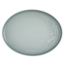 BANDEJA DE SERVIR LE CREUSET JARDIN OVAL 36CM EM CERAMICA COM RELEVO SEA SALT 80044367170003
