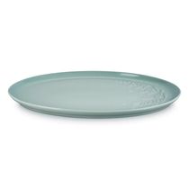 BANDEJA DE SERVIR LE CREUSET JARDIN OVAL 36CM EM CERAMICA COM RELEVO SEA SALT 80044367170003