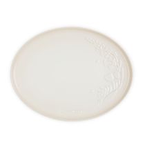 BANDEJA DE SERVIR LE CREUSET JARDIN OVAL 36CM EM CERAMICA COM RELEVO MERINGUE 80044367160003
