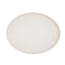 BANDEJA DE SERVIR LE CREUSET JARDIN OVAL 36CM EM CERAMICA COM RELEVO MERINGUE 80044367160003