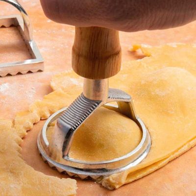 Cortador de Massa Biscoito Ravioli Redondo Aluminio Madeira