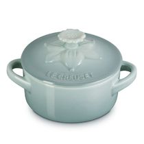 MINI COCOTTE LE CREUSET JARDIN 250ML 10CM EM CERAMICA COM RELEVO SEA SALT 80043257170003