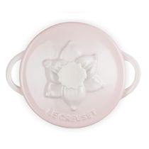 MINI COCOTTE LE CREUSET JARDIN 250ML 10CM EM CERAMICA COM RELEVO SHELL PINK 80043257770003