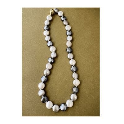 Colar com Pérolas Shell Júlia tons de cinza com fecho íma banhado em ouro