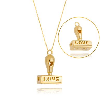 Colar de Carimbo LOVE com detalhe em coração banhado em ouro 18k