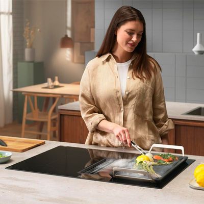 Cooktop de Indução 4 Bocas Electrolux 2 em 1 com Coifa Integrada Expert IE8CH, 9 Níveis de Potência, Display Digital e Painel Full Touch - 220V