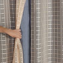 Cortina Blackout Cinza com Voil Xadrez 2,00 m x 1,40 m 100% Poliéster - Avelã