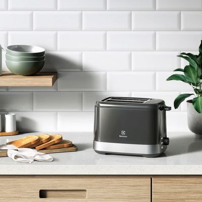 Torradeira Elétrica Electrolux Inox Preta Efficient com 8 Níveis de Tostagem (ETS10) 127V