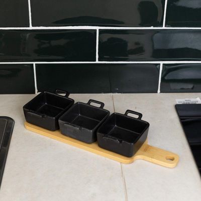 Conjunto 03 Petisqueiras Quadradas De Porcelana Preta Com Bandeja De Bambu Wolff