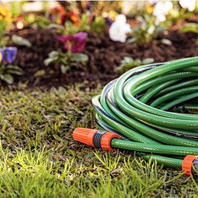 Mangueira para Jardim 20m Flex Tramontina em PVC Resistente Engate Rosqueado e Esguicho