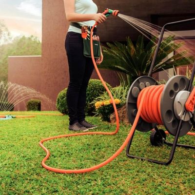 Mangueira para Jardim 25m 1/2" Multi Tramontina PVC Flexível Laranja com Engates Rápidos e Esguicho