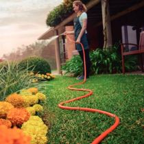 Mangueira para Jardim 25m 1/2" Multi Tramontina PVC Flexível Laranja com Engates Rápidos e Esguicho
