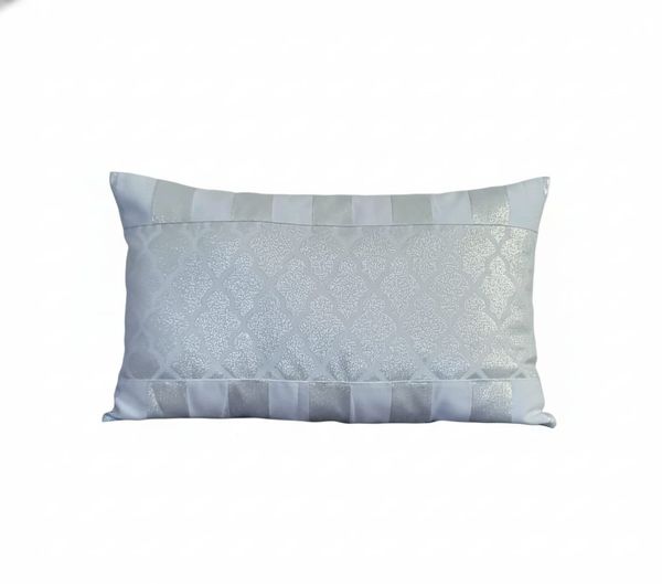 02 Capas almofadas baguete Retangular Jacquard brilho Lurex luxo branco com prata 53x33