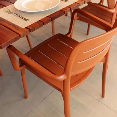 Jogo 4 Cadeiras Plásticas Tramontina Encosto e Braços Amélia Terracota Varandas Área de Lazer Jardim