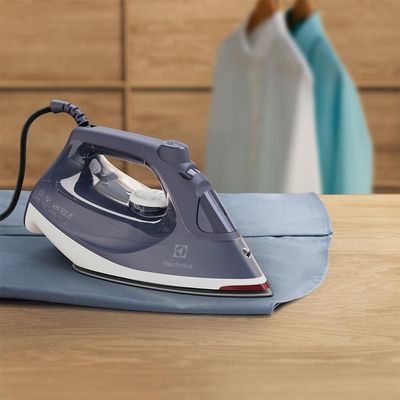 Ferro de Passar a Vapor e a Seco Electrolux Experience Care ESI60 com Spray, Base Cerâmica e Tecnologia PowerVapour  Azul Marinho azul / 110