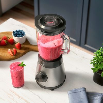 Liquidificador Electrolux 700w 1,5L Experience com Copo de Vidro e Tecnologia TruFlow™  Cor Inox Preto (EBS30) 220V