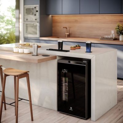 Cervejeira Home Bar Electrolux Frost Free 100L Porta de Vidro Preta (EB100) 127V