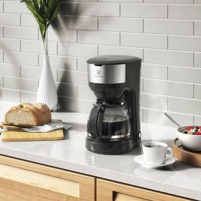 Cafeteira Elétrica Electrolux 30 Xícaras Efficient Função Manter Aquecido Cor Inox Preta (ECM20) 220V