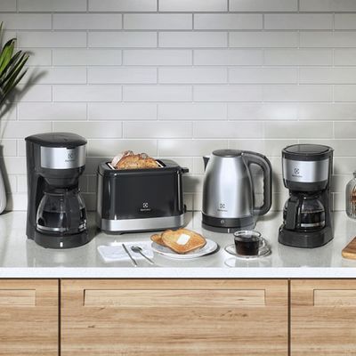 Cafeteira Elétrica Electrolux 30 Xícaras Efficient Função Manter Aquecido Cor Inox Preta (ECM20) 220V