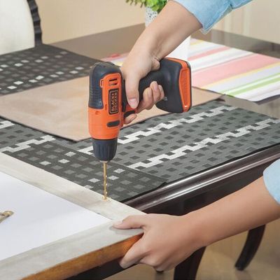 Parafusadeira / Furadeira 3/8" (10mm) Black&Decker LD12 a Bateria 12V Li-Ion com Acessórios