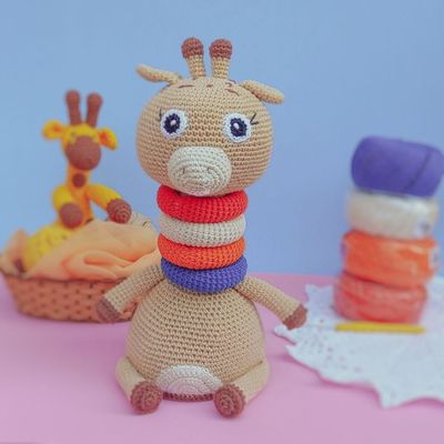 Brinquedo Infantil Girafa Pedagógica Crochê 31cm artesanal colorida