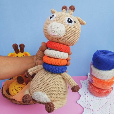Brinquedo Infantil Girafa Pedagógica Crochê 31cm artesanal colorida