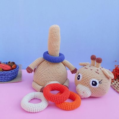 Brinquedo Infantil Girafa Pedagógica Crochê 31cm artesanal colorida
