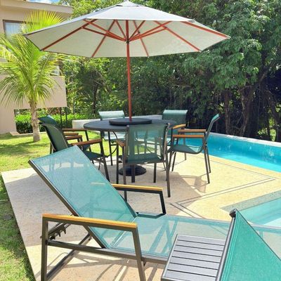 Kit 2 Espreguiçadeiras Piscina Amélia Tela Sling Braços De Madeira + Mesa Lateral Verde