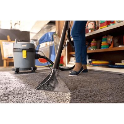Lavadora Extratora Profissional Kärcher Puzzi 4/15 1600W para Estofados e Carpetes 220V