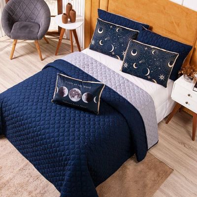 Kit Cobre Leito Colcha Solteiro Astros Azul Marinho Com Almofada Estampada 04 Peças - 300 Fios