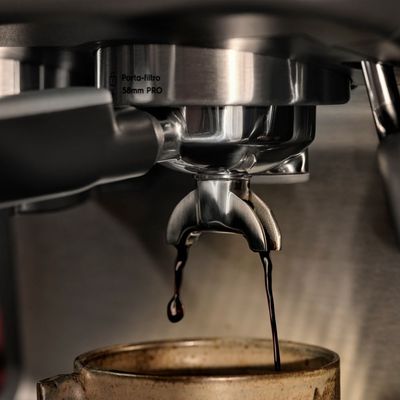 Cafeteira Espresso Electrolux Expert Moedor Integrado e Vaporizador de Leite Preta (ECM90) 127V