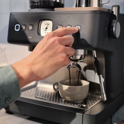 Cafeteira Espresso Electrolux Expert Moedor Integrado e Vaporizador de Leite Preta (ECM90) 220V