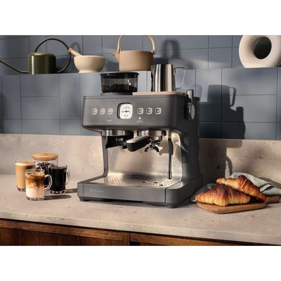 Cafeteira Espresso Electrolux Expert Moedor Integrado e Vaporizador de Leite Preta (ECM90) 220V