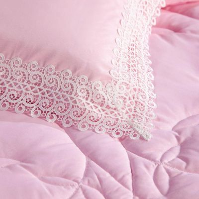 Kit Edredom Liso Queen Florença Guipir Dupla Face Com Fronhas 03 Peças Percal Algodão 200 Fios, Rosa