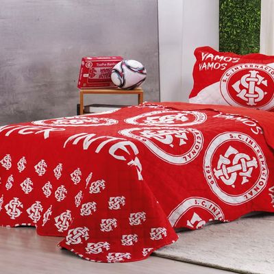 Kit Cobre Leito KazzaVip Solteiro Microfibra Estampado 100% Poliéster Matelassê com Porta Travesseiro Time de Futebol Internacional 02 Peças Vermelho