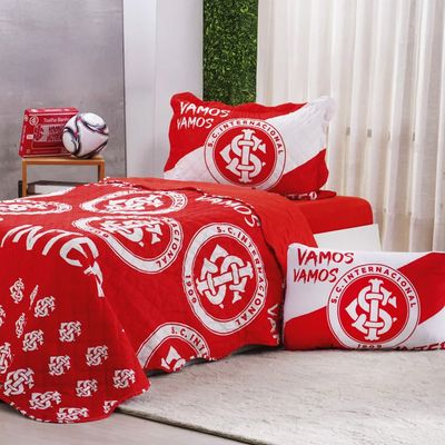 Kit Cobre Leito KazzaVip Solteiro Microfibra Estampado 100% Poliéster Matelassê com Porta Travesseiro Time de Futebol Internacional 02 Peças Vermelho