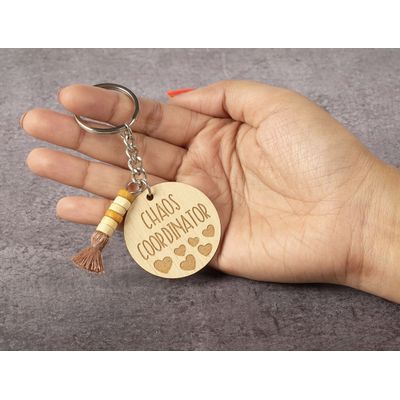 Chaveiro Engraçado Gravado em Madeira Coordenador do Caos - Presente para Mãe/Professor(a) - Inkdotpot 9,4 Cm / Marrom