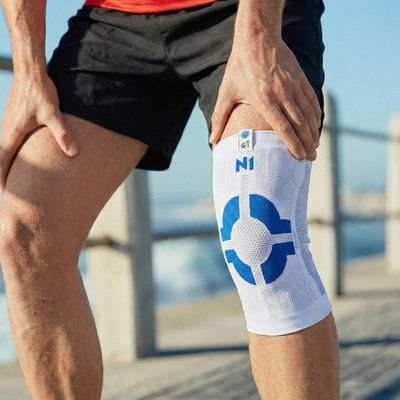 Joelheira N1 Sport Pro Cruzeiro Branca Tamanho M Compressão Proteção Alívio de Dor